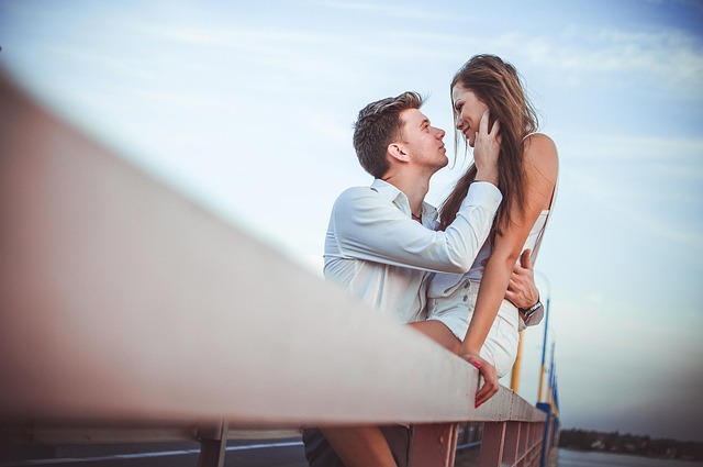 From Chat to Real-Life Cougar Dates: How to Build Chemistry Online and Offline